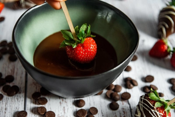 pourquoi une fondue au chocolat est-elle le bon choix pour égayer une soirée entre amis 