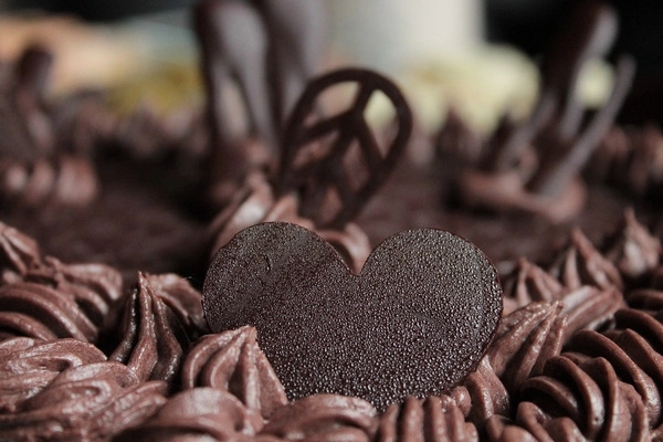 comment préparer le chocolat à modeler pour la décoration de ptisseries 