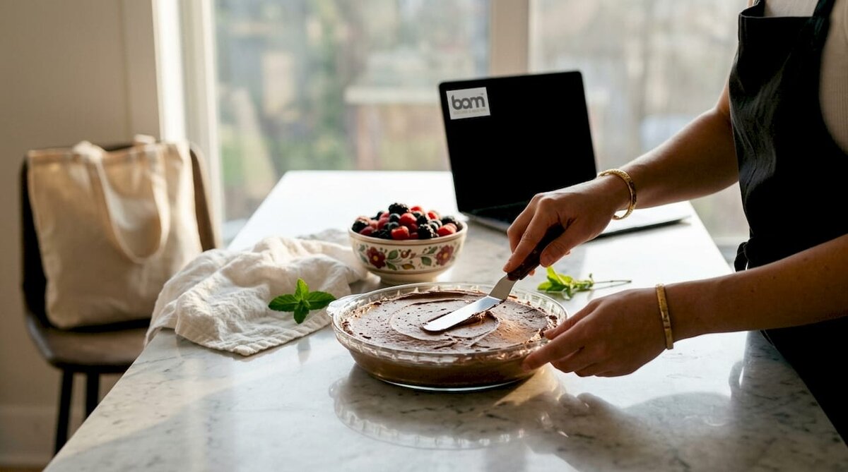 Des mains préparant une mousse au chocolat sans cuisson