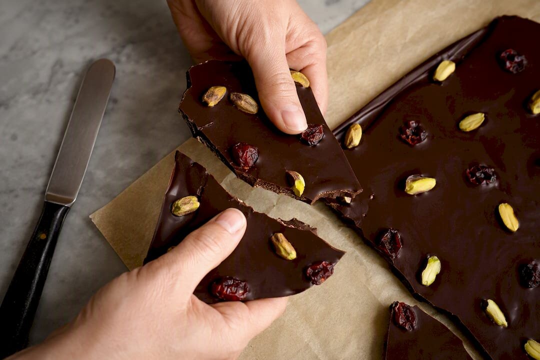 Écorces de chocolat trempé brillant à casser à la main