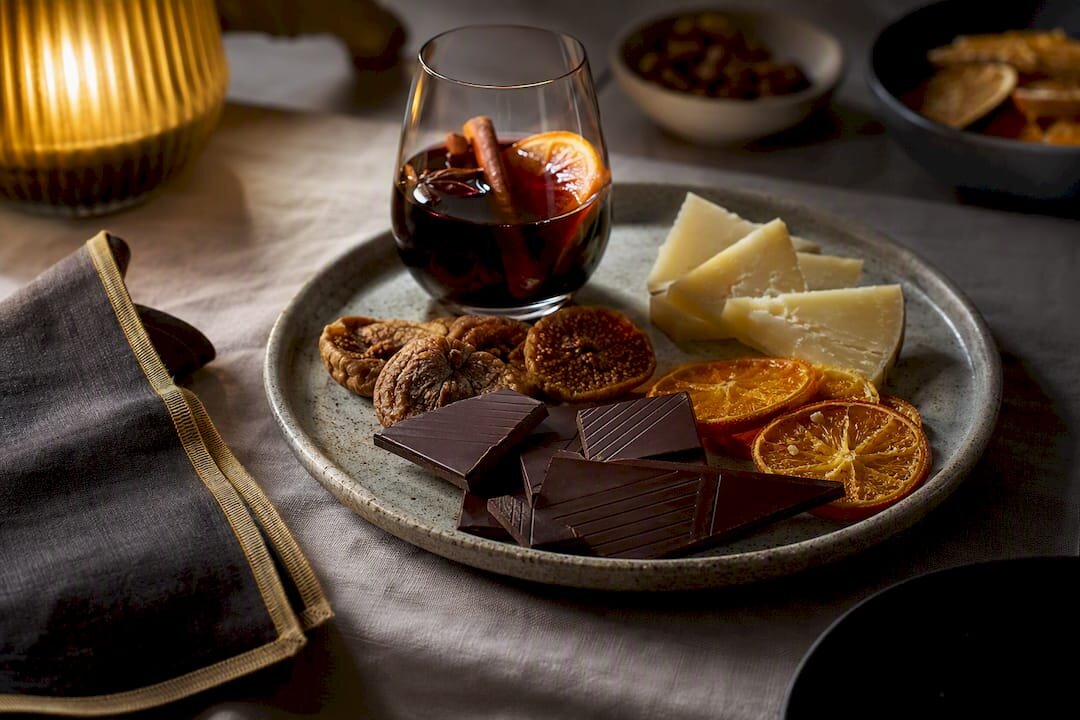 Du chocolat noir accompagné de vin, de fruits et de fromage