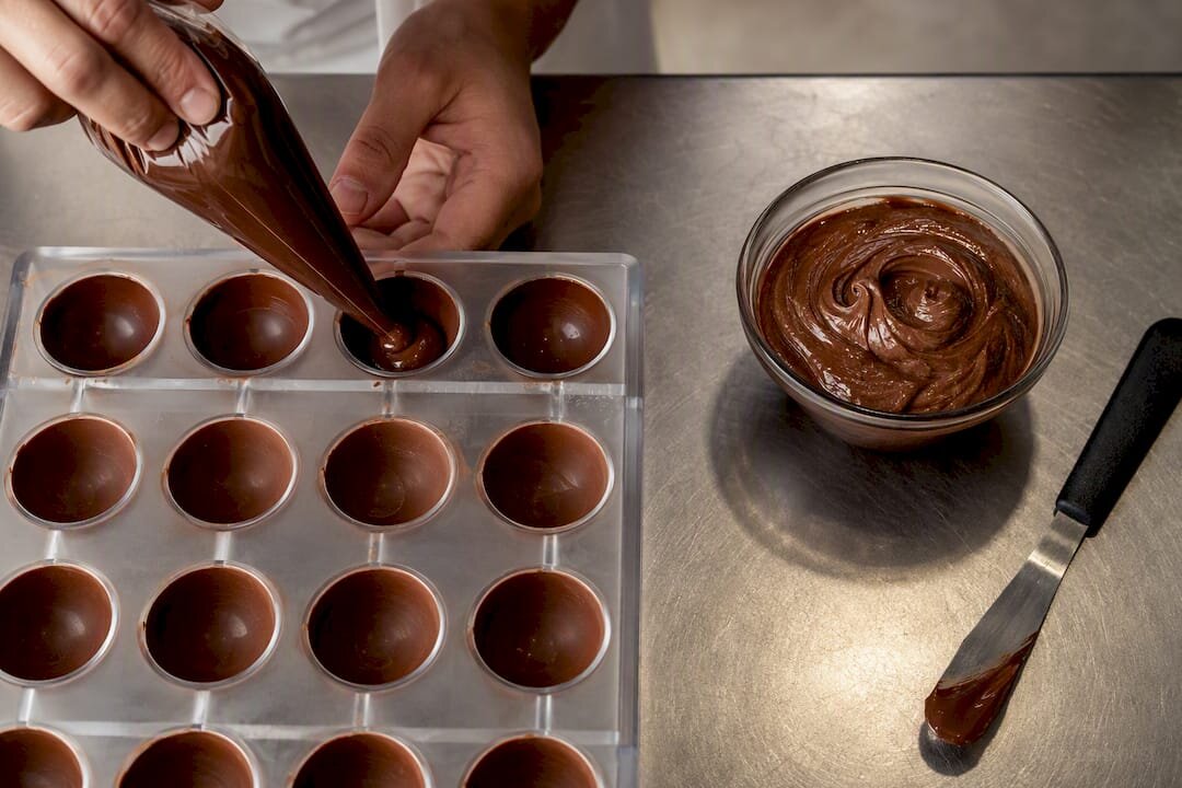 Coques en chocolat prêtes à être fourrées