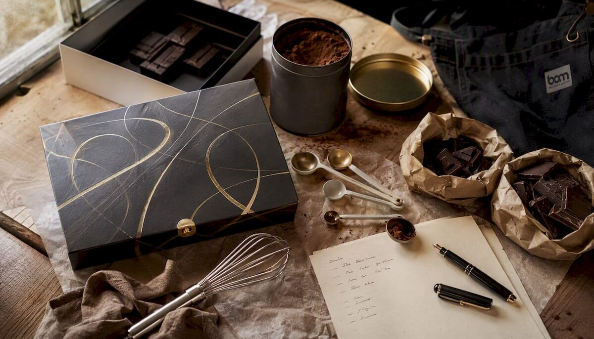 Photographie « flat lay » d'ingrédients spécialisés pour la pâtisserie et d'emballages