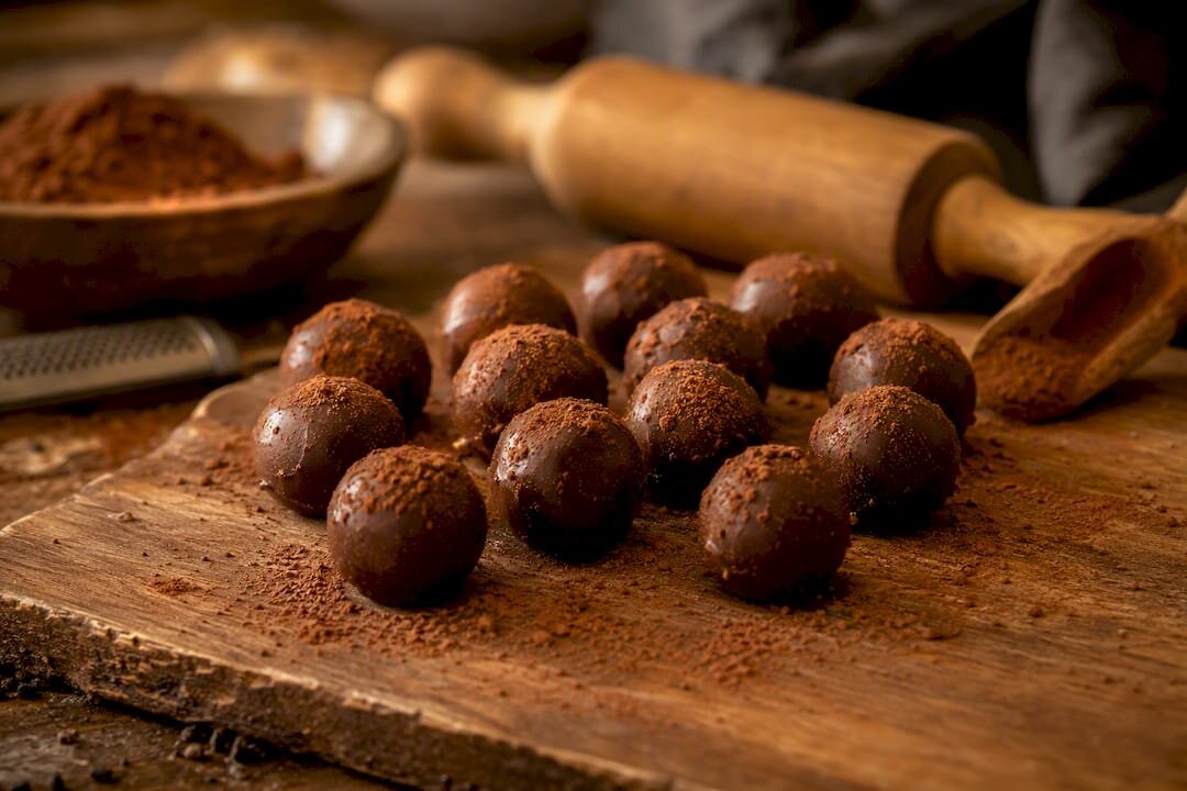 Truffes au chocolat roulées sur une plaque de marbre