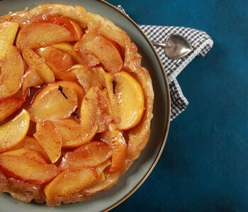 tarte tatin : la tarte aux pommes torsadée qui a séduit le monde des gourmets