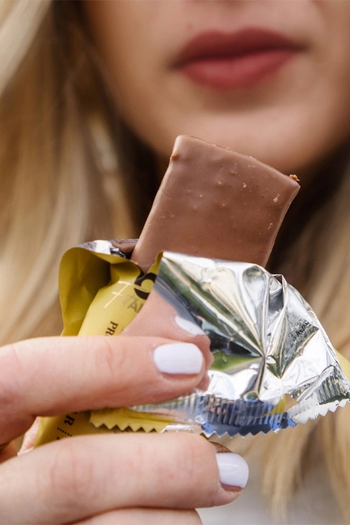 Barre protéinée avec édulcorant, banane et cacahuètes