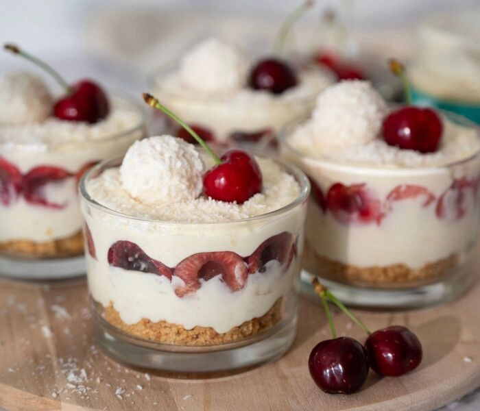 dessert à la noix de coco et aux cerises