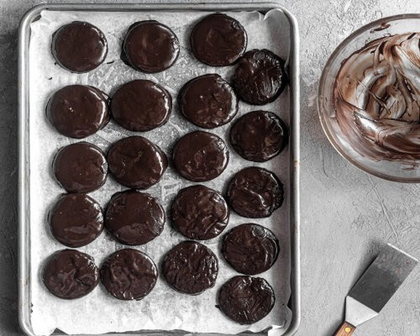 crème ganache dans des biscuits à lorange