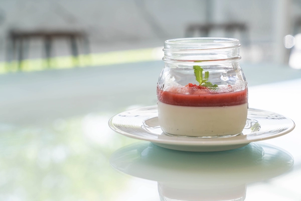 panna cotta à la sauce aux cerises et au gingembre