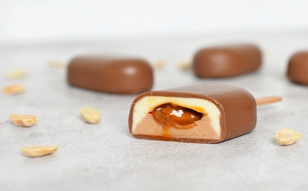 lumières au chocolat avec caramel salé et cacahuètes