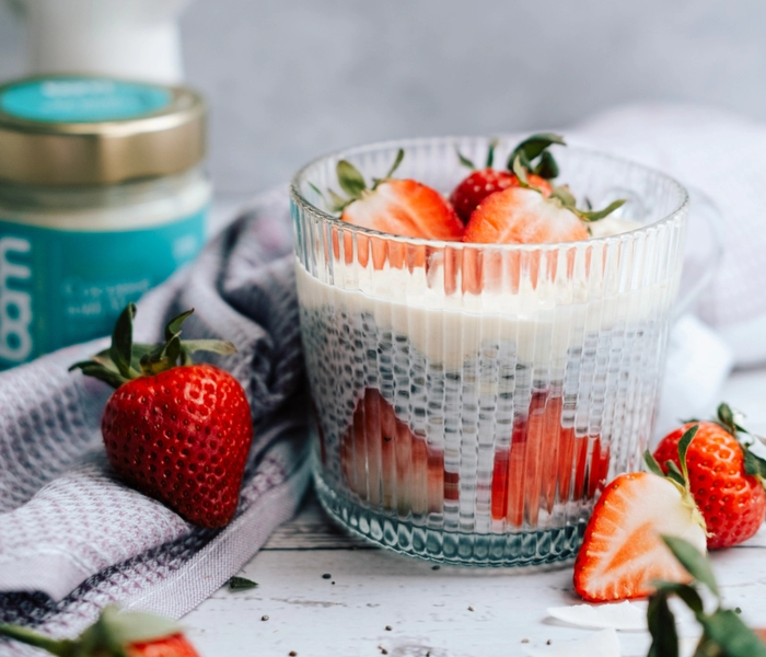 pudding à la noix de coco et au chia avec des fraises