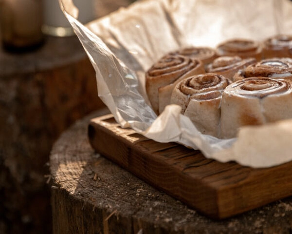 petits pains aux fraises garnis de fromage frais