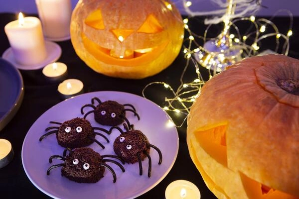 des créatures effrayantes en forme de muffins au chocolat