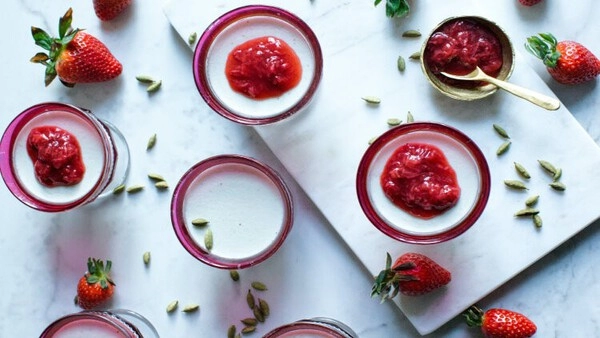 panna cotta avec garniture aux fraises bam