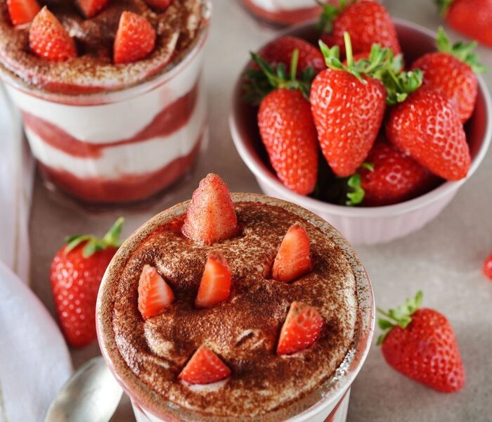 tiramisu aux fraises dans un verre