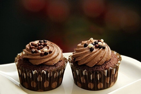 mini gteaux au chocolat fourrés à la crème parisienne et aux cerises acides