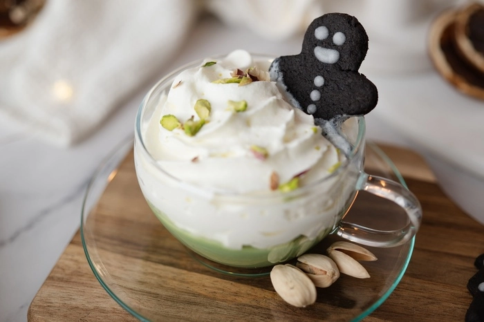 chocolat chaud aux pistaches avec biscuits noirs