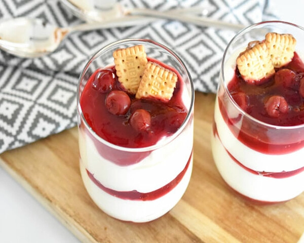 mousse blanche aux cerises aigres dans un verre