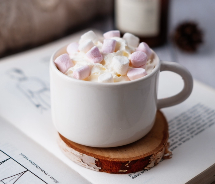 chocolat chaud blanc à la noix de coco avec des mini-guimauves