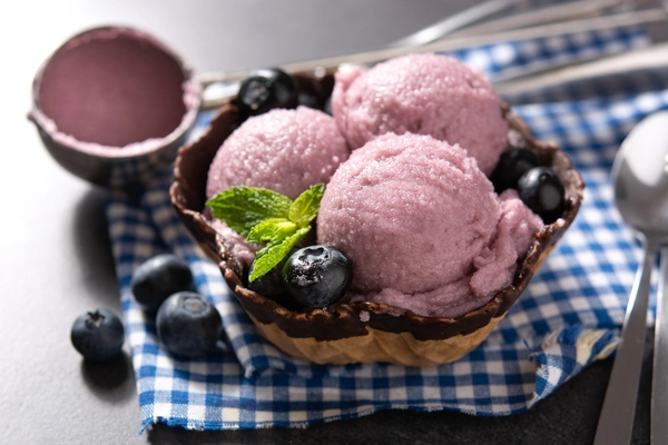glace au crumble et aux myrtilles