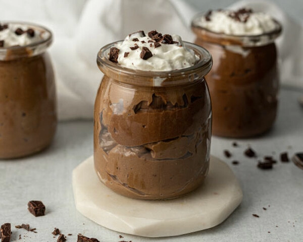 coupes de chocolat avec crème au chocolat
