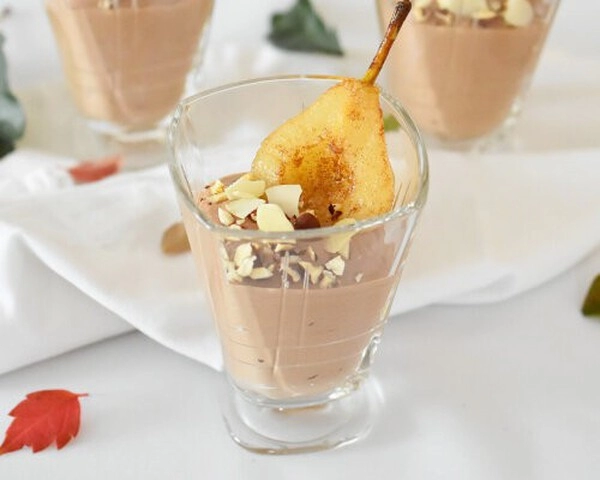 mousse au chocolat et à la poire dans un verre