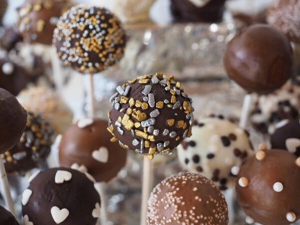 mini gteaux au chocolat sur btonnet - sucettes en chocolat