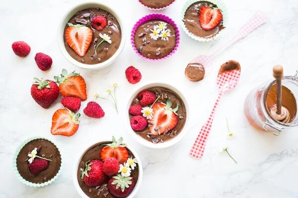 crème au chocolat avec des fraises